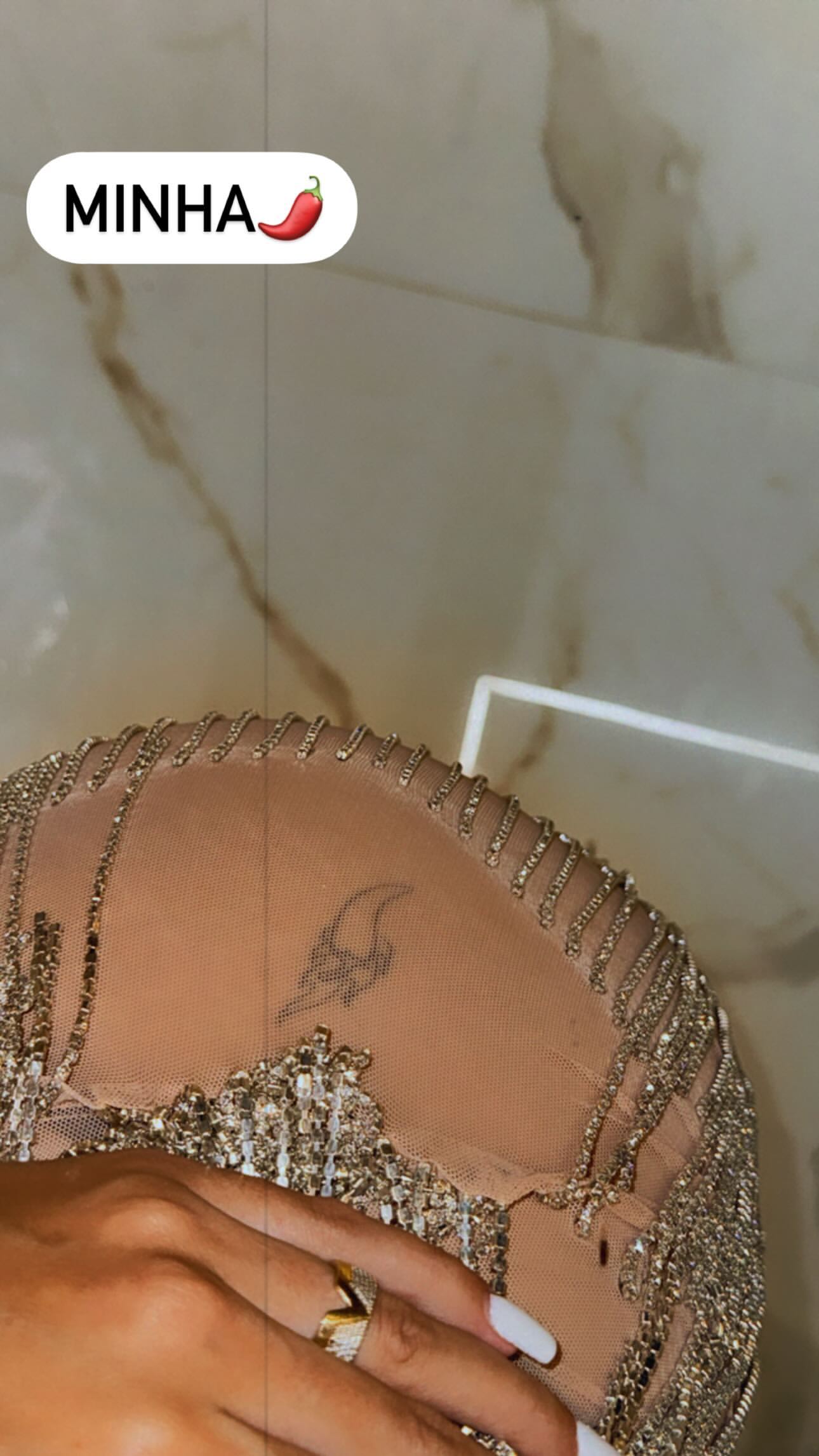 Bia Miranda exibiu tatuagem íntima em vestido com transparência - Foto: Reprodução/ Instagram@biamiranda