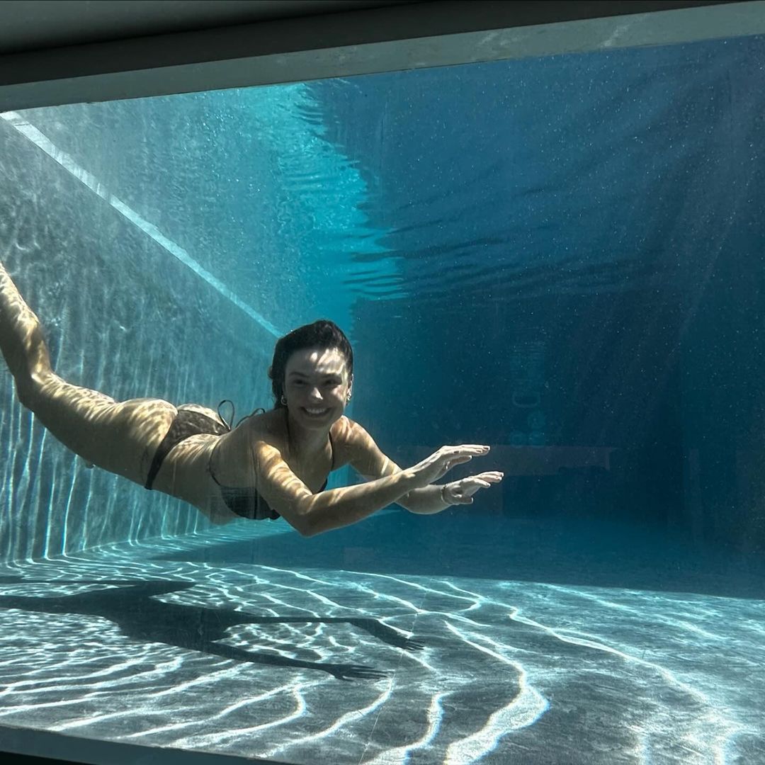 Isis Valverde nada em piscina com parede de vidro - Foto: Reprodução/ Instagram@isisvalverde