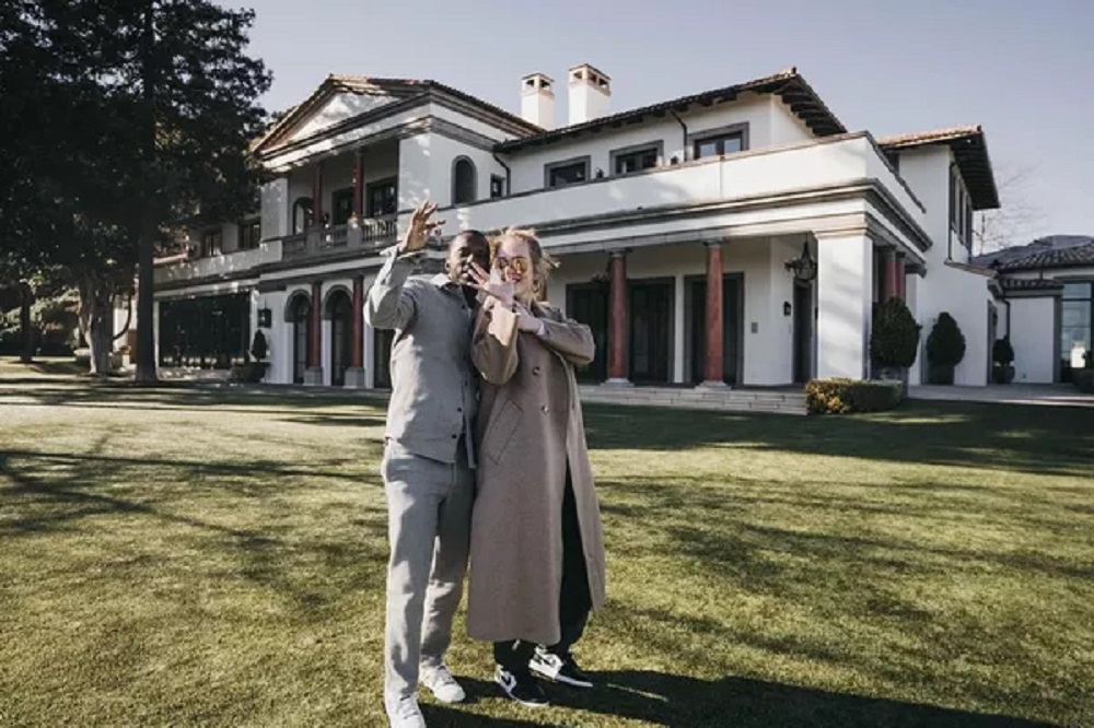 Adele em frente a mansão na Califórnia - Foto: Instagram @adele