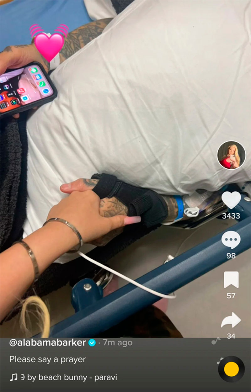 Alabama segurando a mão de Travis Barker no hospital - Foto: Reprodução/ TikTok