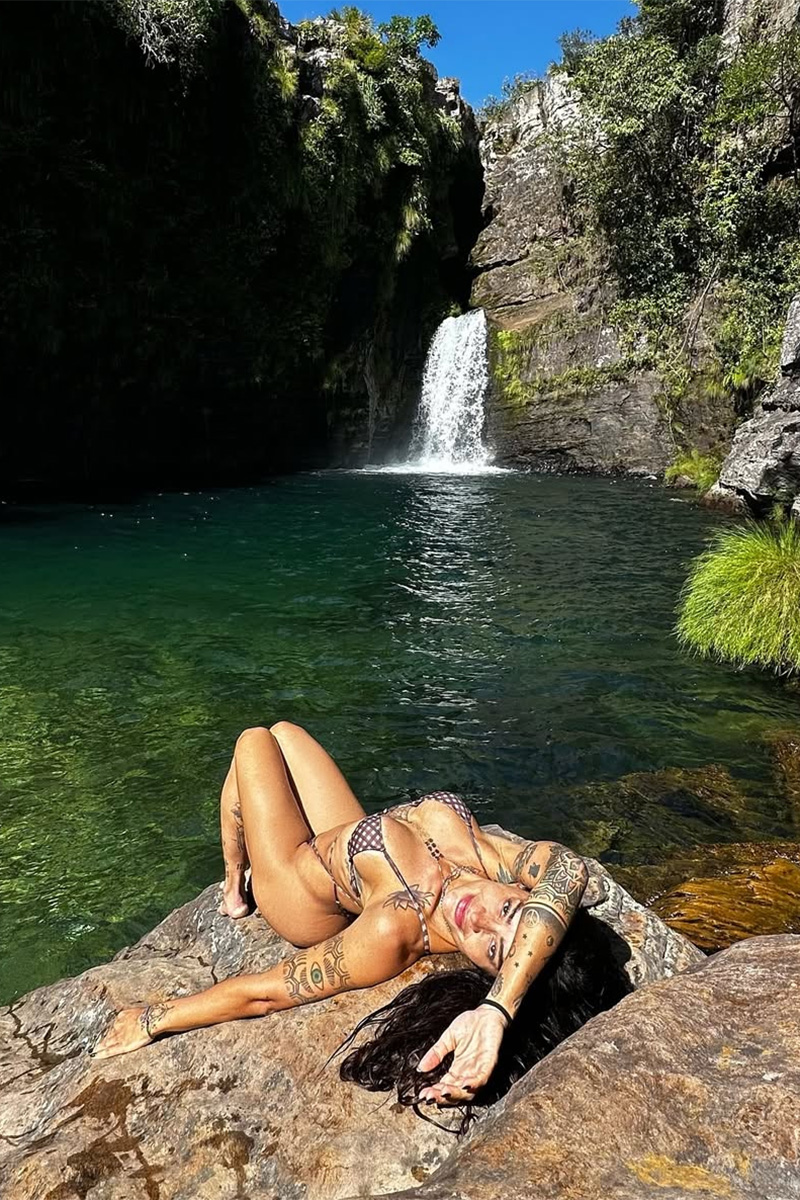 Aline Campos ostentou boa forma de biquíni em cachoeira - Foto: Reprodução/ Instagram@soualinecampos