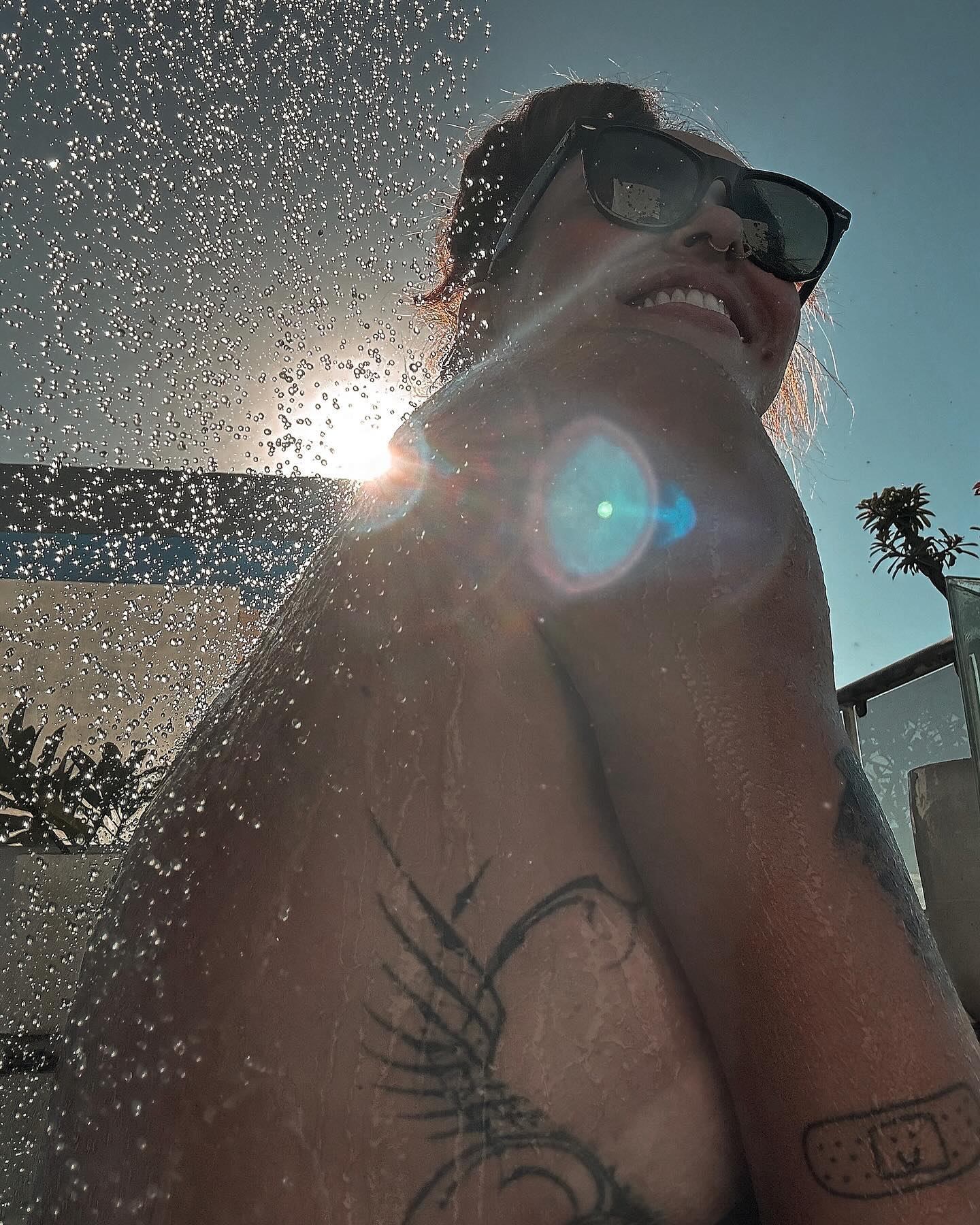 Alinne Rosa posou nua em dia de piscina - Foto: Reprodução/ Instagram@alinne