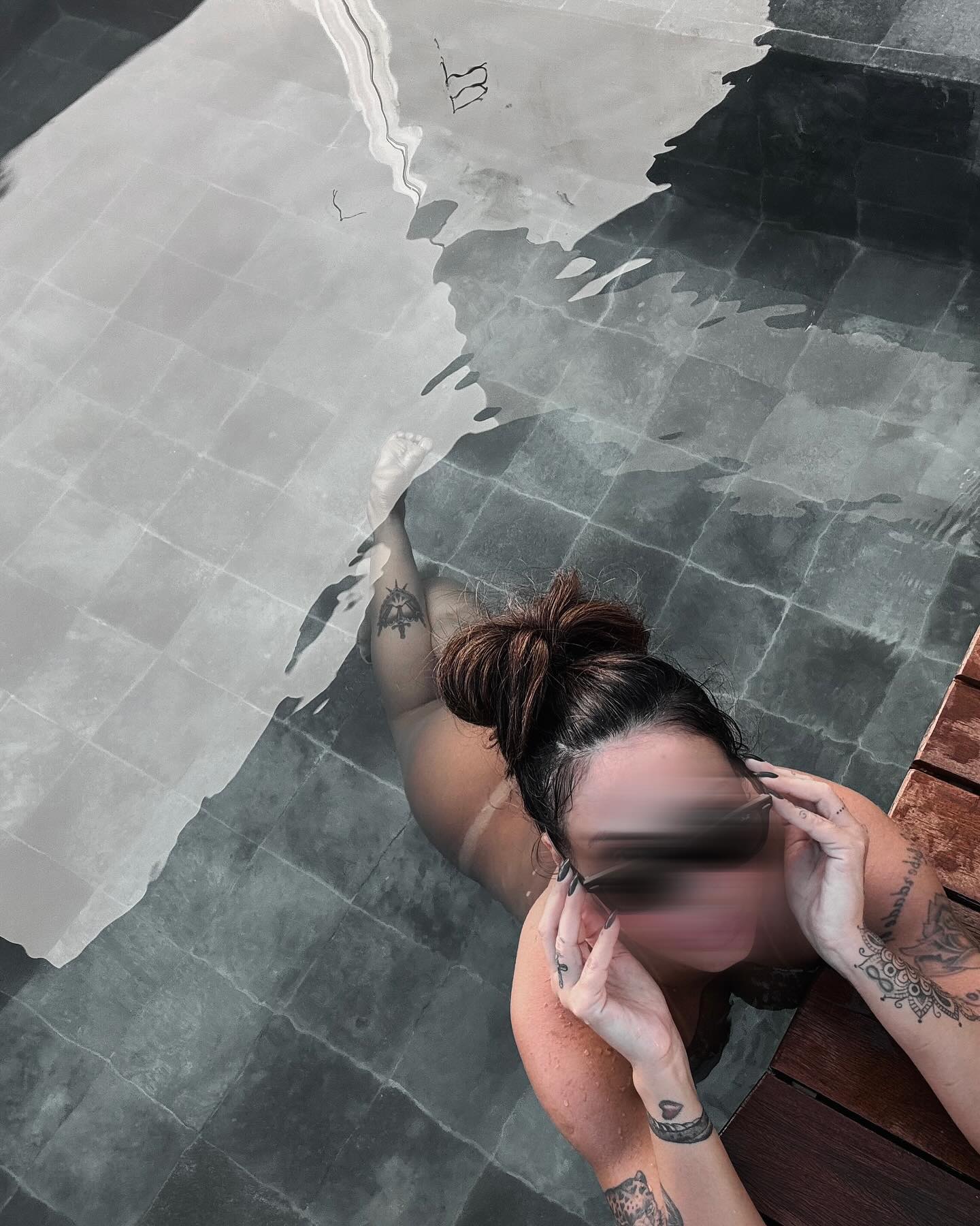Alinne Rosa posou nua em dia de piscina - Foto: Reprodução/ Instagram@alinne