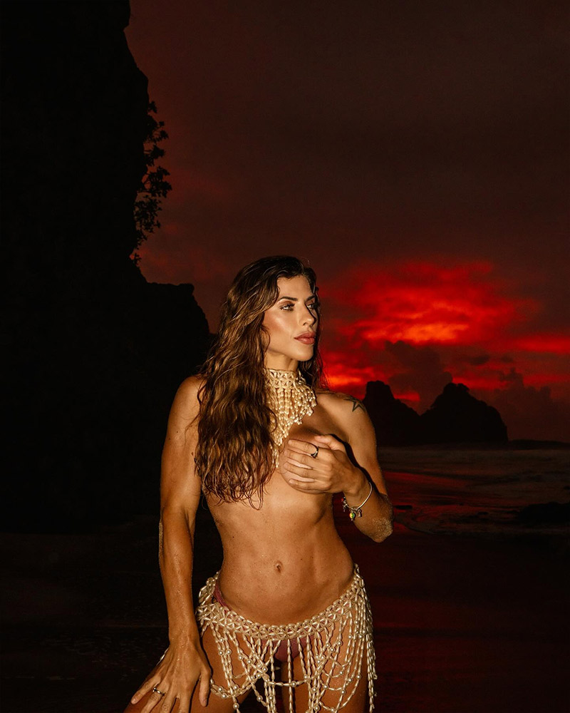 Ana Paula Minerato posou de topless em Fernando de Noronha - Foto: Reprodução/ Instagram@neuronha