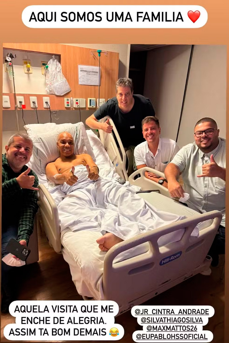 Anderson Molejo postou foto no hospital rodeado por amigos - Foto: Reprodução/ Instagram@cantorandersonleonardo