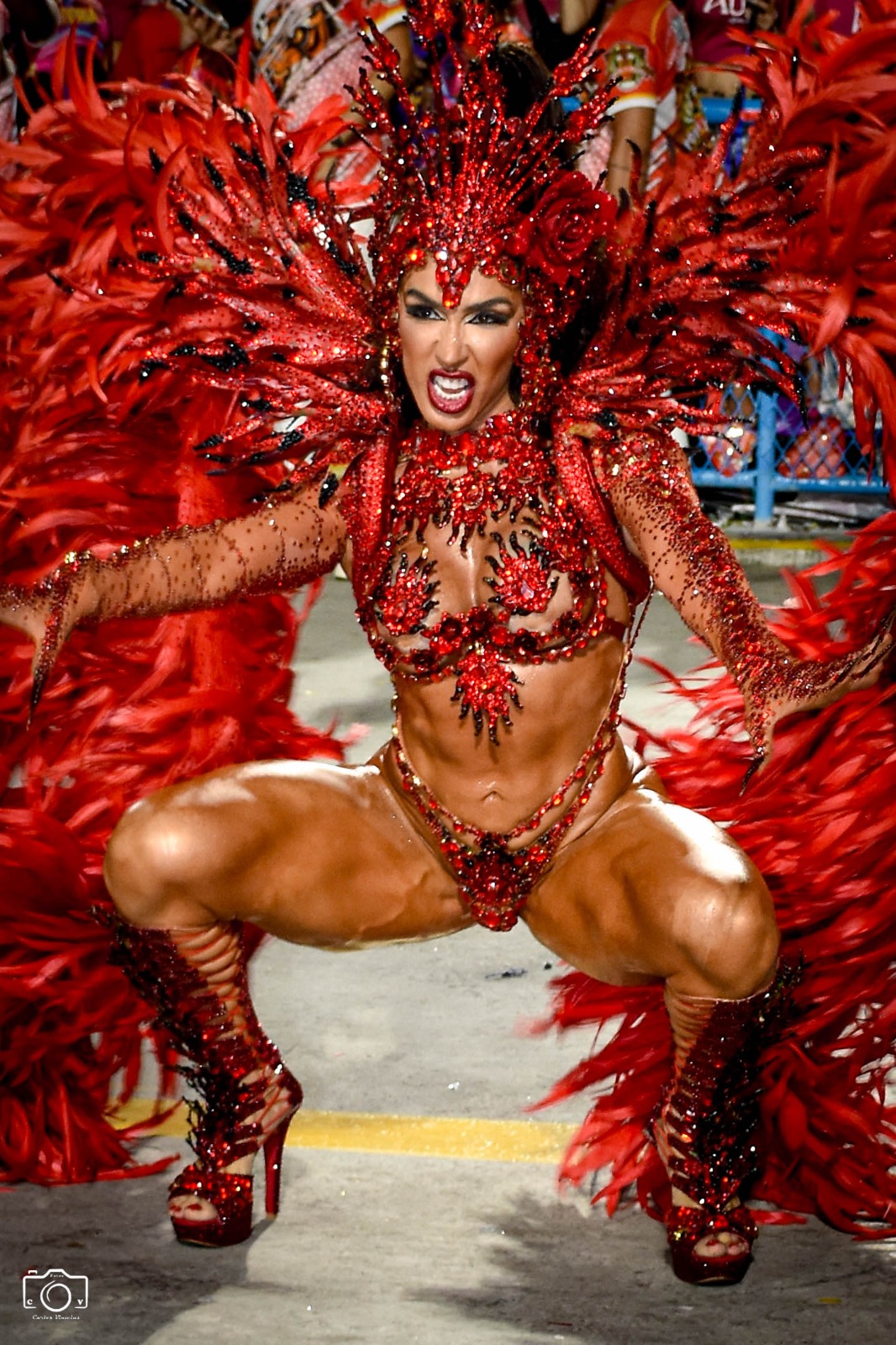 Andrea de Andrade exibiu o corpo sarado na Sapucaí - Foto: Carlos Vinicius