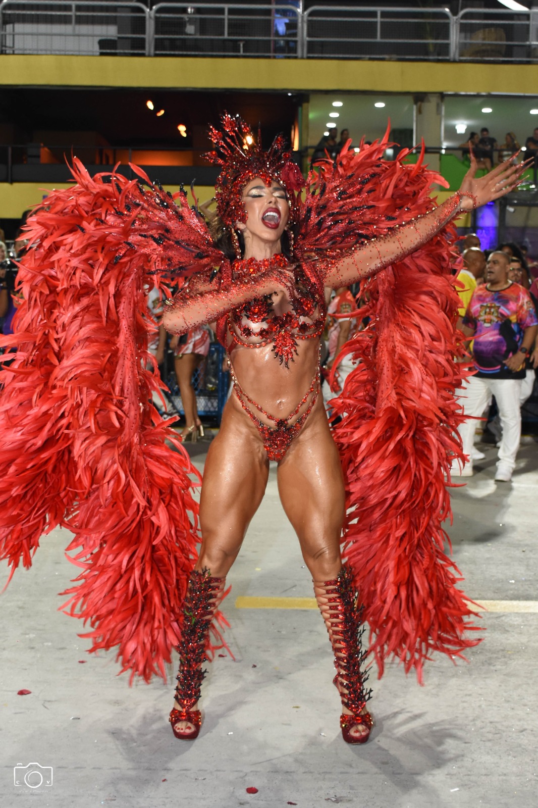Andrea de Andrade exibiu o corpo sarado na Sapucaí - Foto: Carlos Vinicius