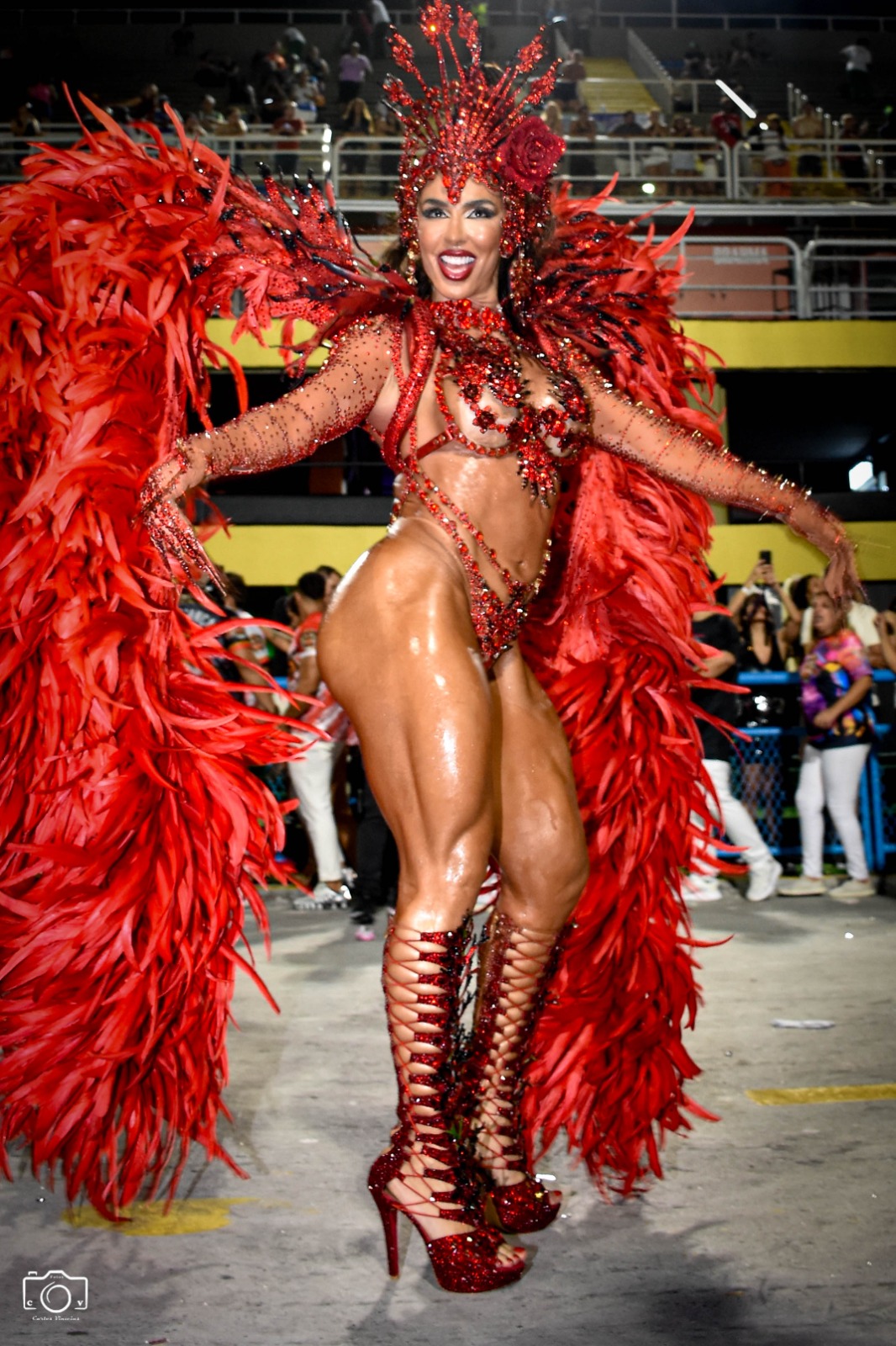 Andrea de Andrade exibiu o corpo sarado na Sapucaí - Foto: Carlos Vinicius