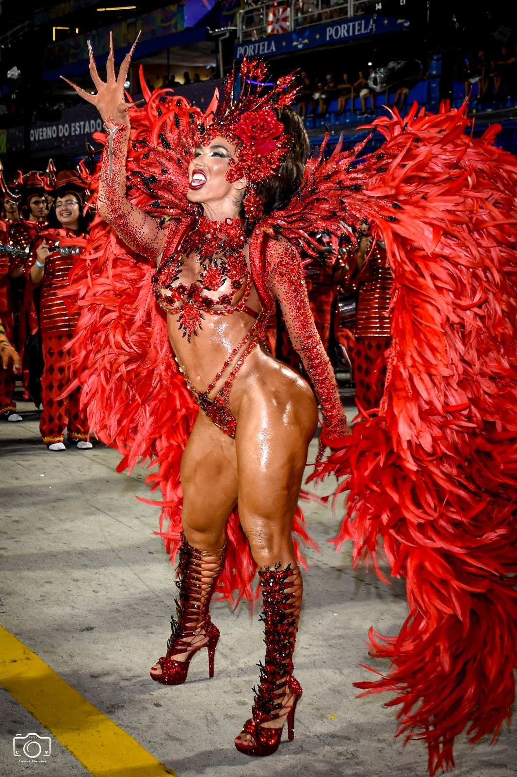 Andrea de Andrade exibiu o corpo sarado na Sapucaí - Foto: Carlos Vinicius