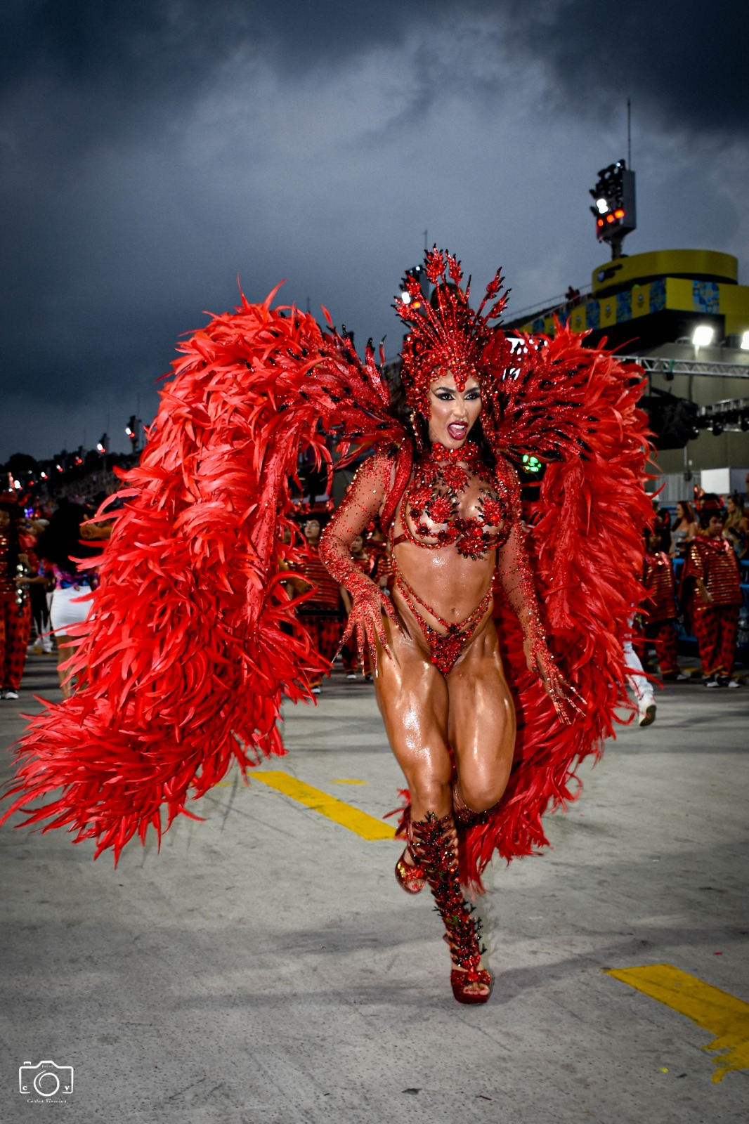 Andrea de Andrade exibiu o corpo sarado na Sapucaí - Foto: Carlos Vinicius