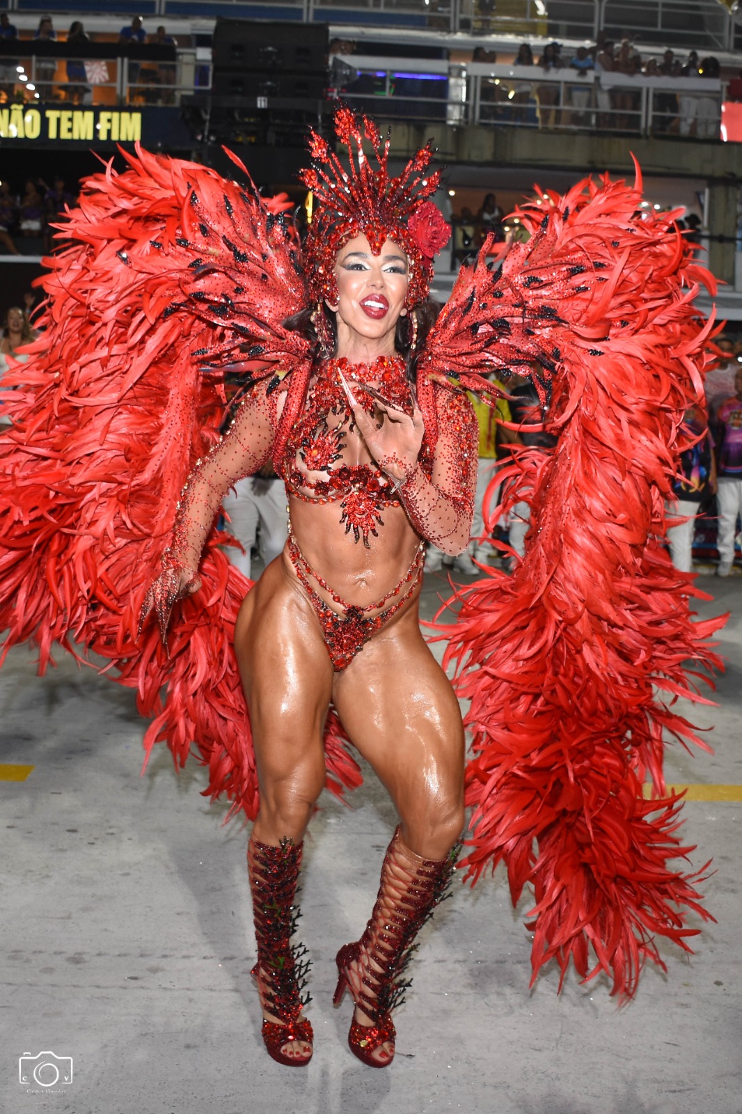Andrea de Andrade exibiu o corpo sarado na Sapucaí - Foto: Carlos Vinicius