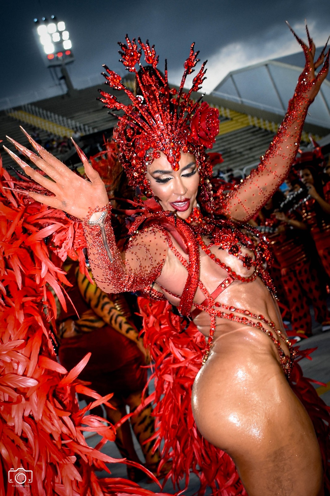 Andrea de Andrade exibiu o corpo sarado na Sapucaí - Foto: Carlos Vinicius