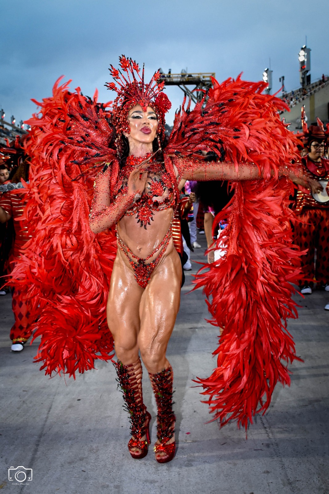 Andrea de Andrade exibiu o corpo sarado na Sapucaí - Foto: Carlos Vinicius
