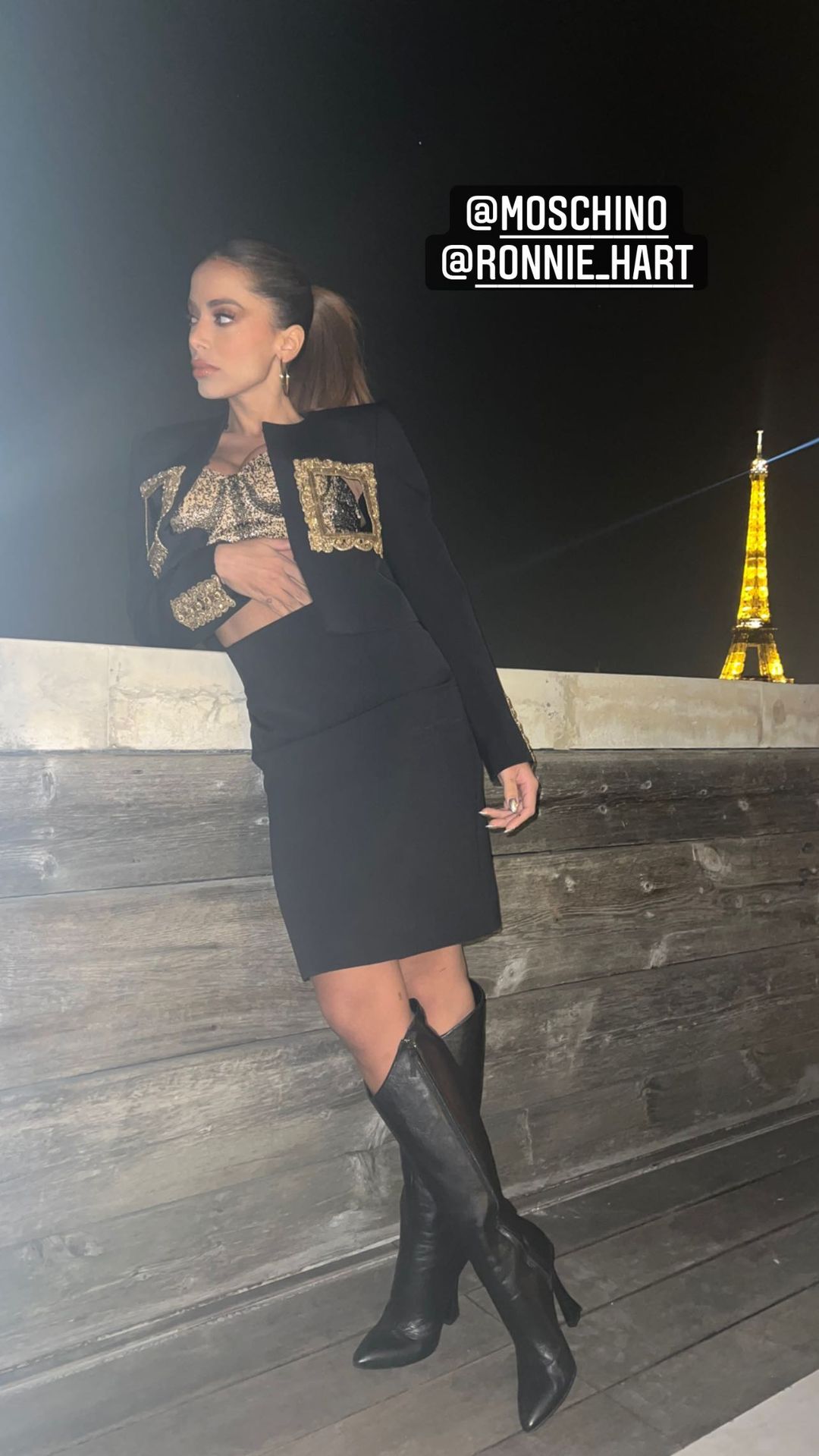 Anitta usou saia com recorte e deixou parte do bumbum à mostra em Paris - Foto: Reprodução/ Instagram@anitta