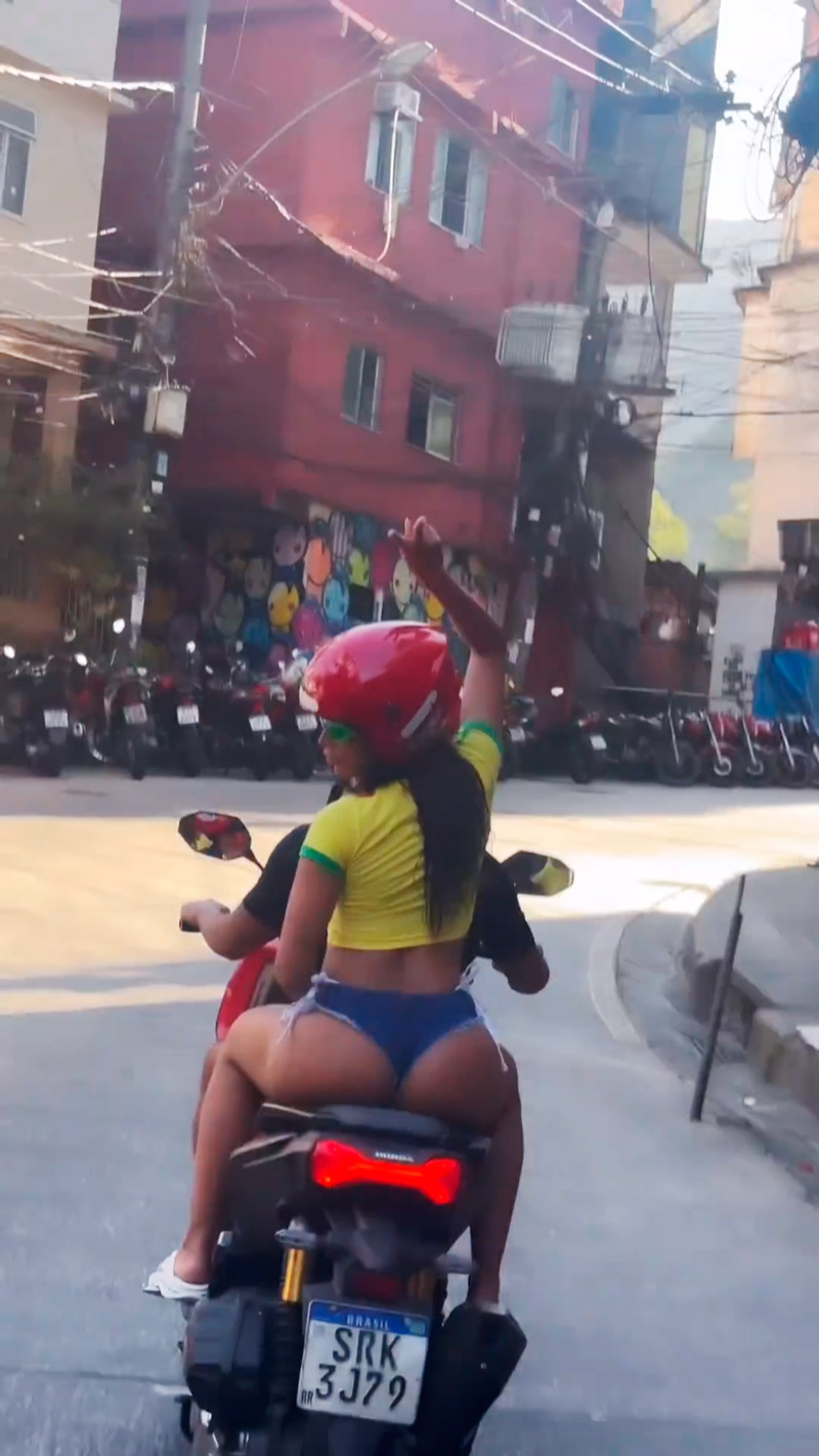 Anitta chamou a atenção ao pegar mototáxi usando microshorts - Foto: Reprodução/ Instagram@anitta