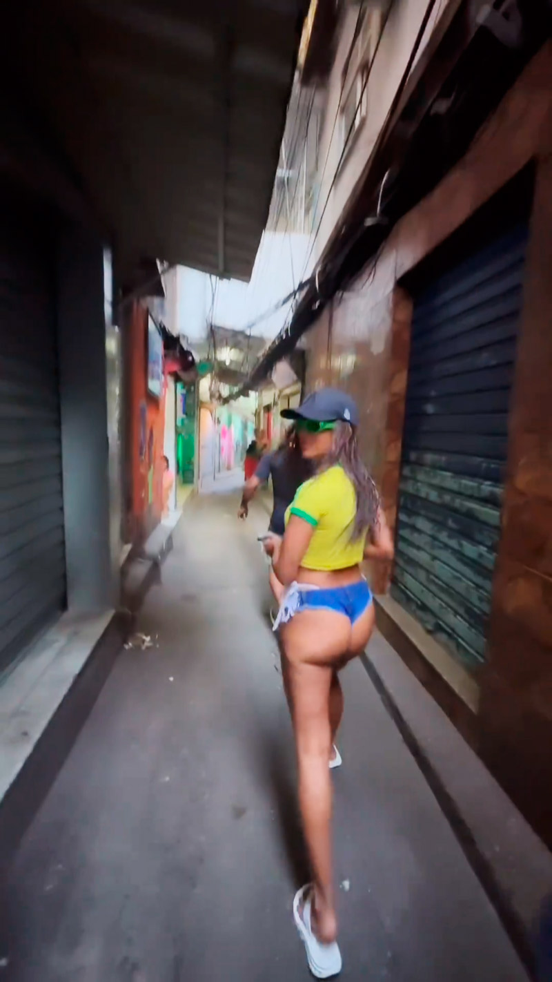 Anitta chamou a atenção ao pegar mototáxi usando microshorts - Foto: Reprodução/ @anitta