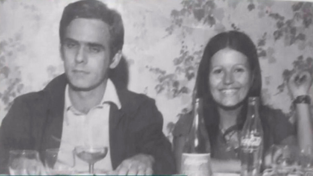 Francisco Cuoco com a mãe de Anthony em foto feita em 1978 - Foto: Reprodução/ Domingo Espetacular