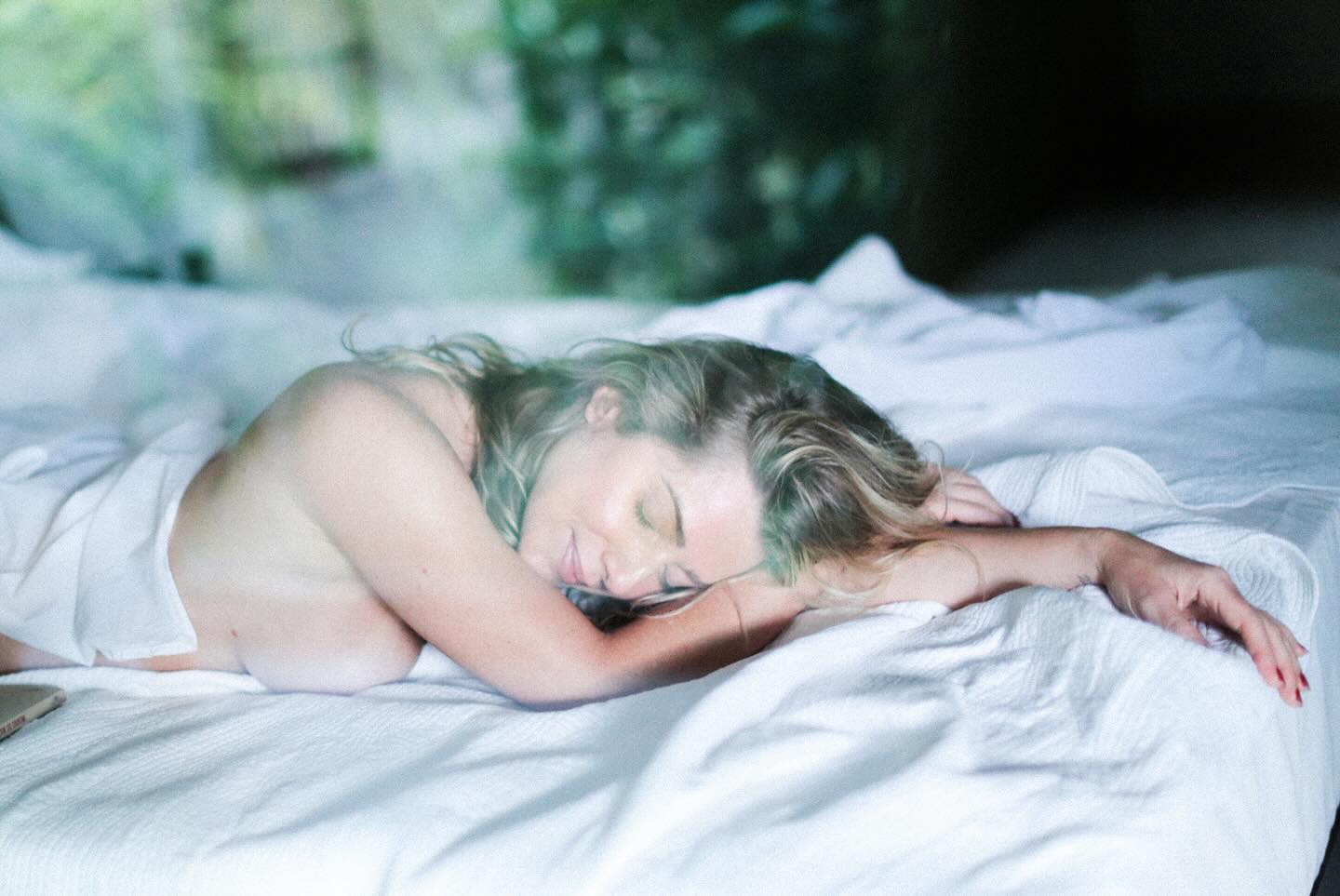 Leticia Spiller posou de topless na cama em “dia de preguiça” - Foto: Reprodução/ Instagram@maripatriotainsta