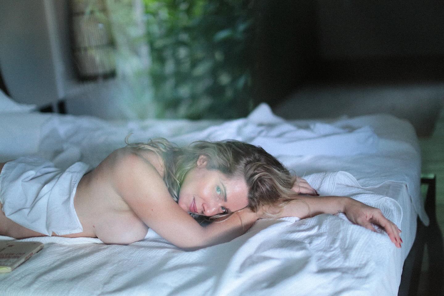 Leticia Spiller posou de topless na cama em “dia de preguiça” - Foto: Reprodução/ Instagram@maripatriotainsta