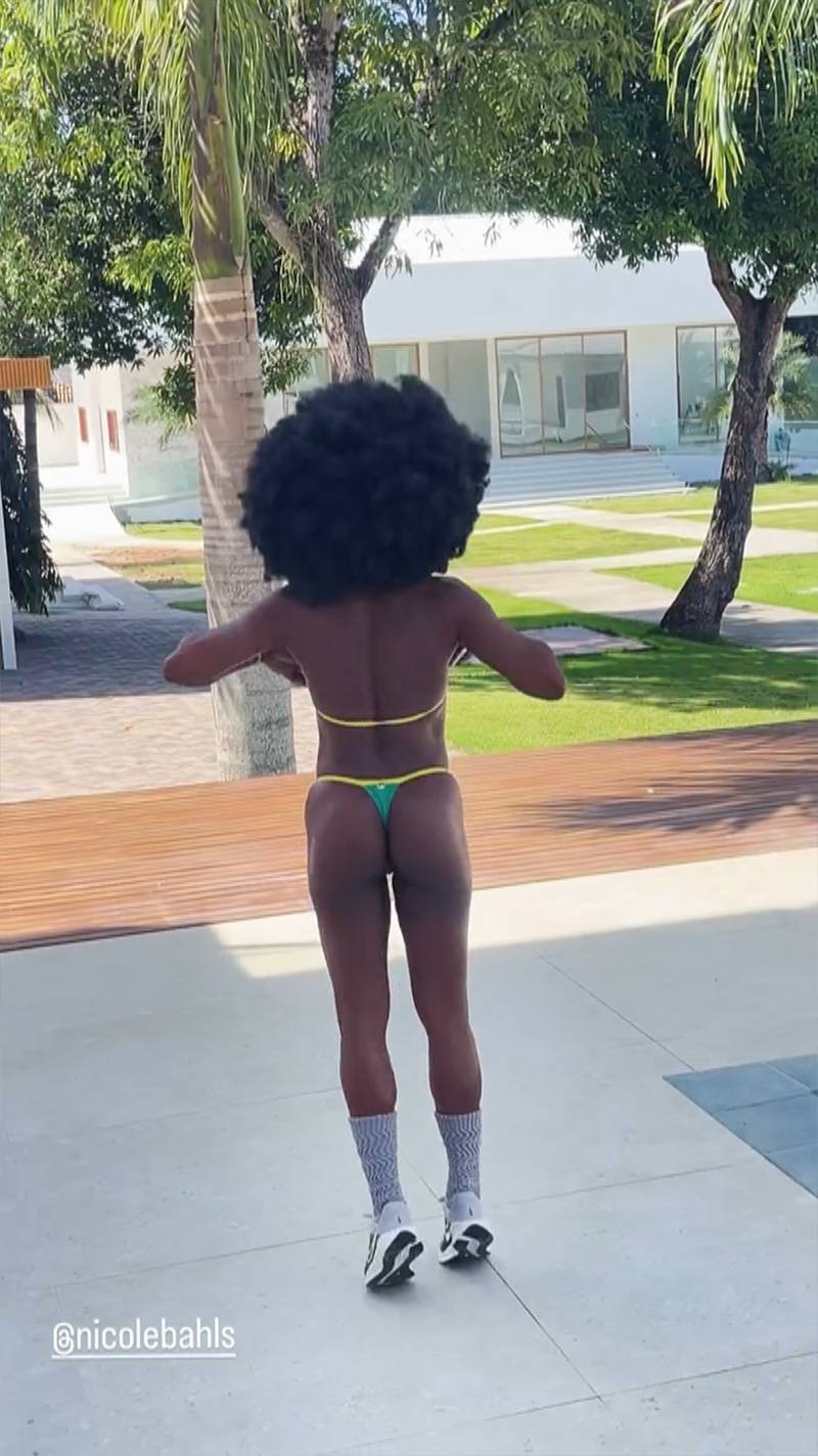 Adriana Bombom exibiu corpo musculoso usando biquíni do Brasil - Foto: Reprodução/ Instagram@adrianabombom