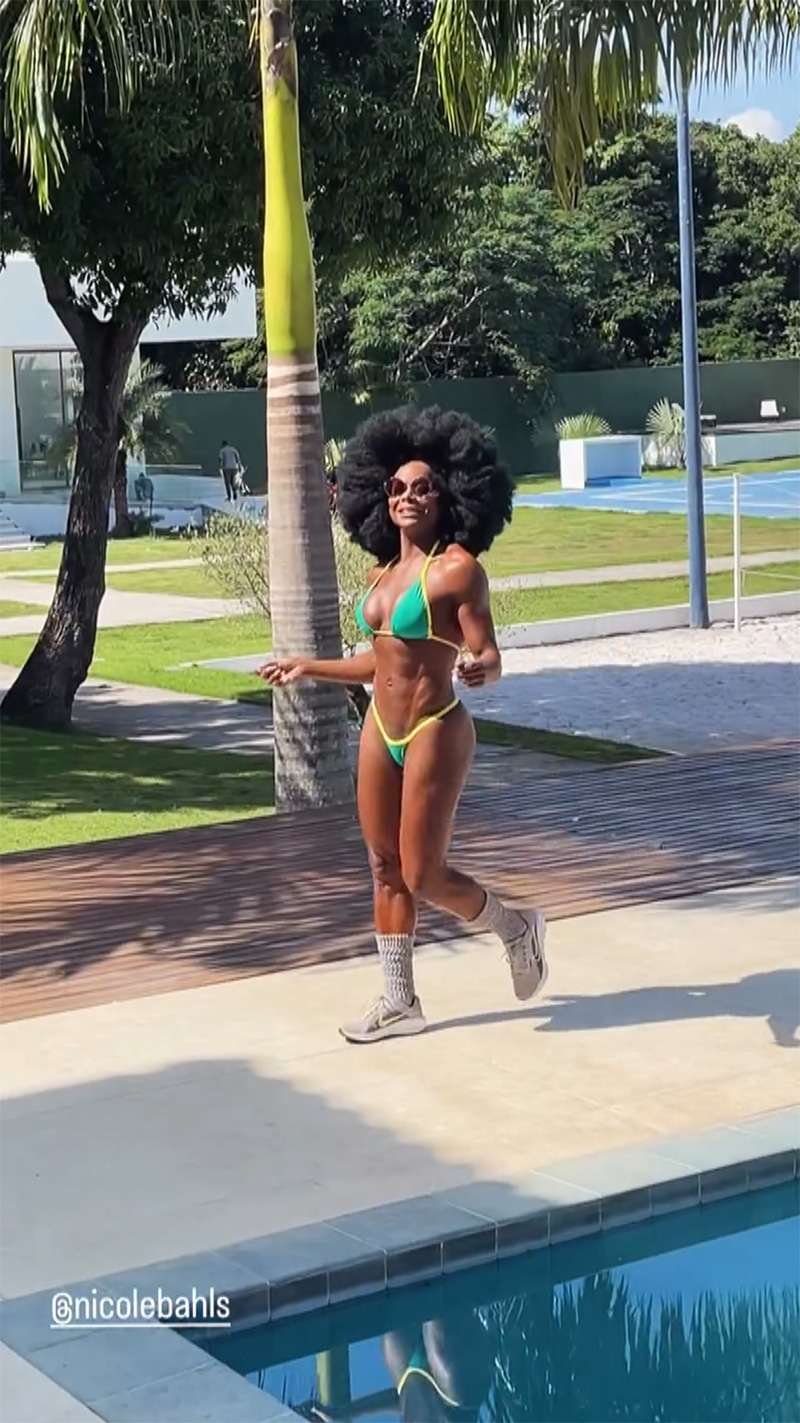 Adriana Bombom exibiu corpo musculoso usando biquíni do Brasil - Foto: Reprodução/ Instagram@adrianabombom