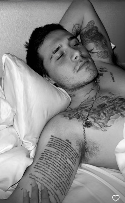 Brooklyn Beckham surpreende ao tatuar votos de casamento no braço