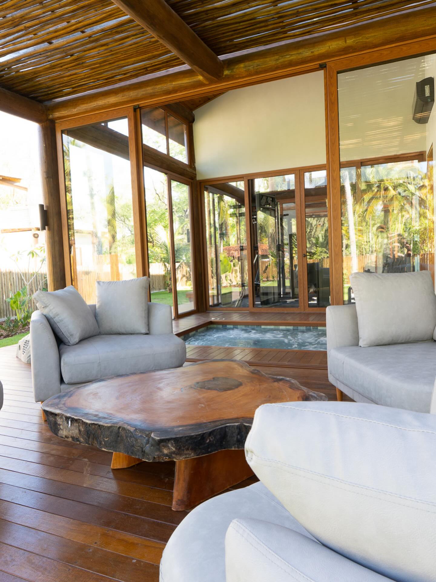 Caio Castro mostrou mansão que alugará por R$ 14 mil por dia - Foto: Reprodução/ Instagram@caiocastro