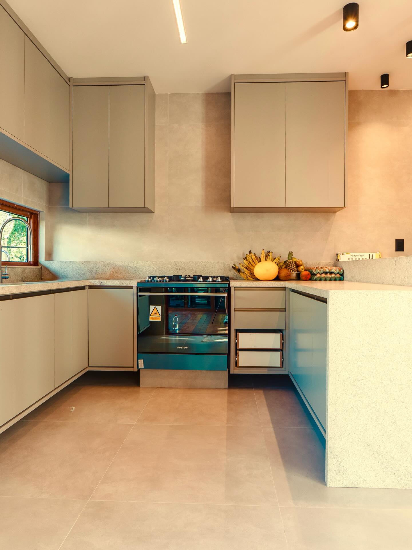 Caio Castro mostrou mansão que alugará por R$ 14 mil por dia - Foto: Reprodução/ Instagram@caiocastro