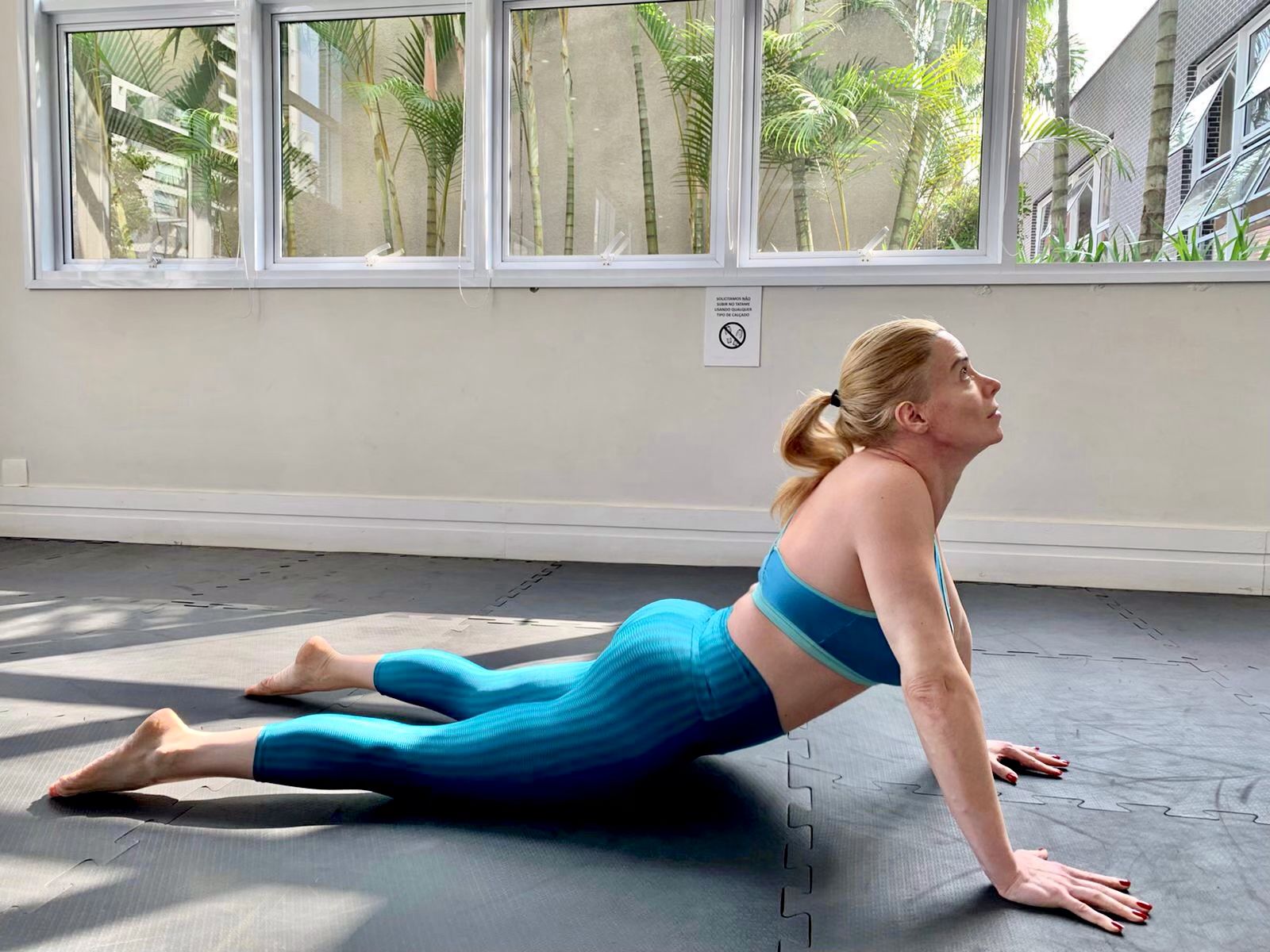 Camilla Lewin mostrou posturas da ioga que podem ajudar a tornar o sexo mais prazeroso