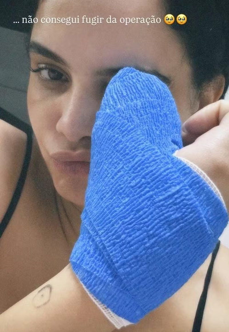 Carol Macedo passou por cirurgia após prender o dedo na porta do carro - Foto: Reprodução/ Instagram