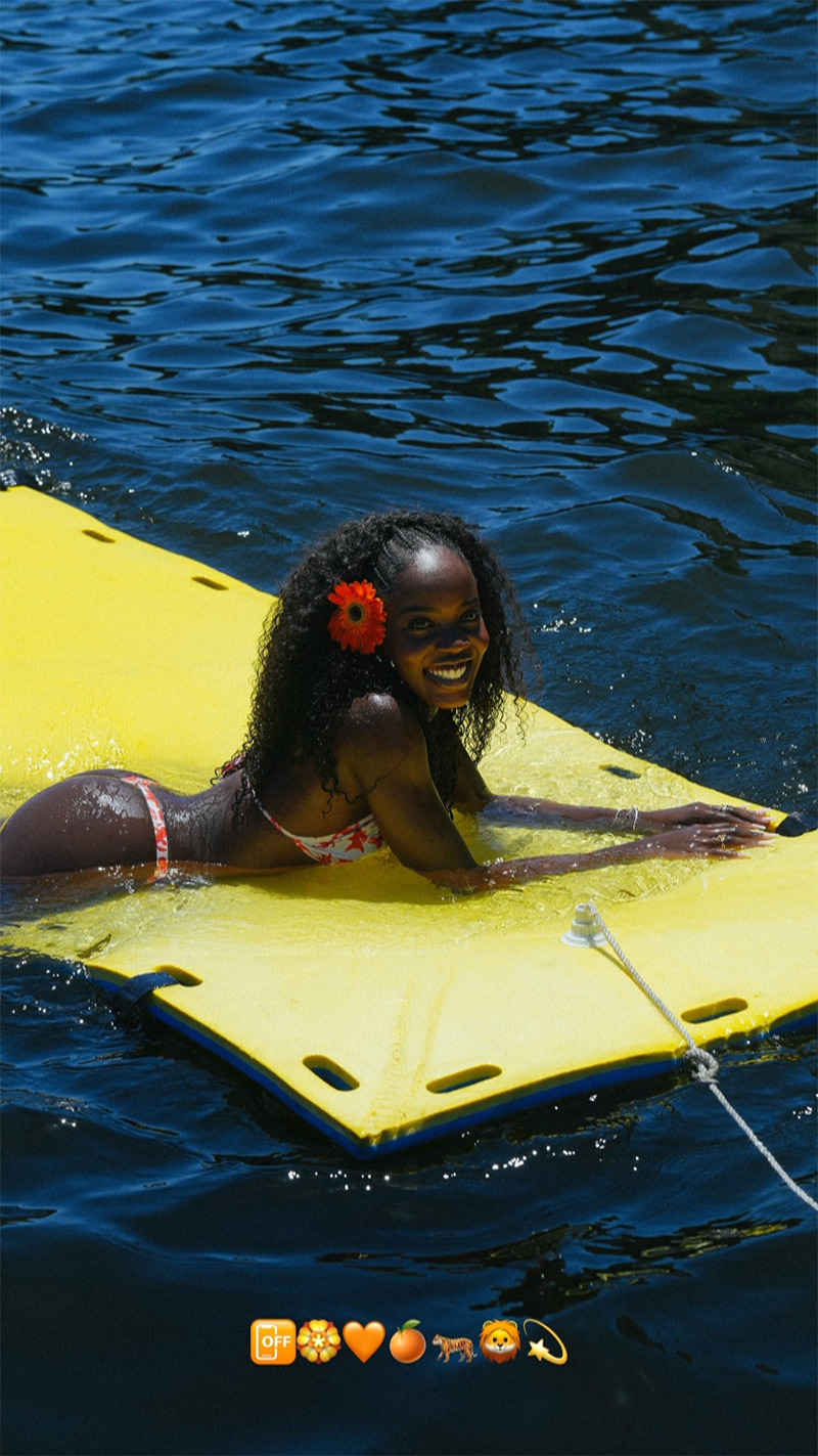 Clara Moneke posou de biquíni e recebeu elogios nas redes sociais - Foto: Reprodução/ Instagram@claramoneke