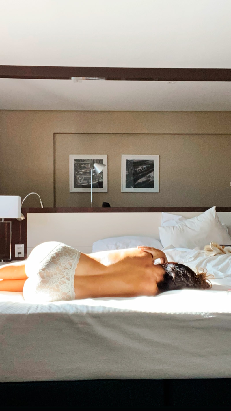 Claudia Ohana mostrou intimidade em quarto de hotel - Foto: Reprodução/ @ohanareal