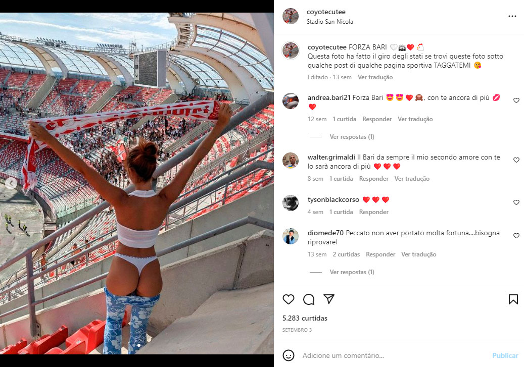 Modelo abaixou a calça e mostrou o bumbum em estádio italiano - Foto: Reprodução/ Instagram@coyotecutee