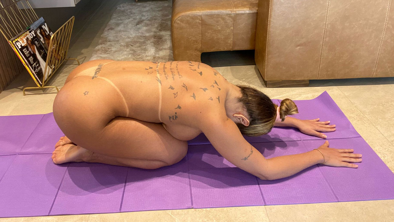Cris Galêra é capa da Playboy e praticante de naked yoga