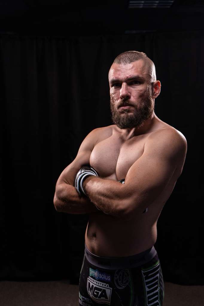 Entre quedas e conquistas, Derik Freitas se torna símbolo da resistência brasileira nos ringues