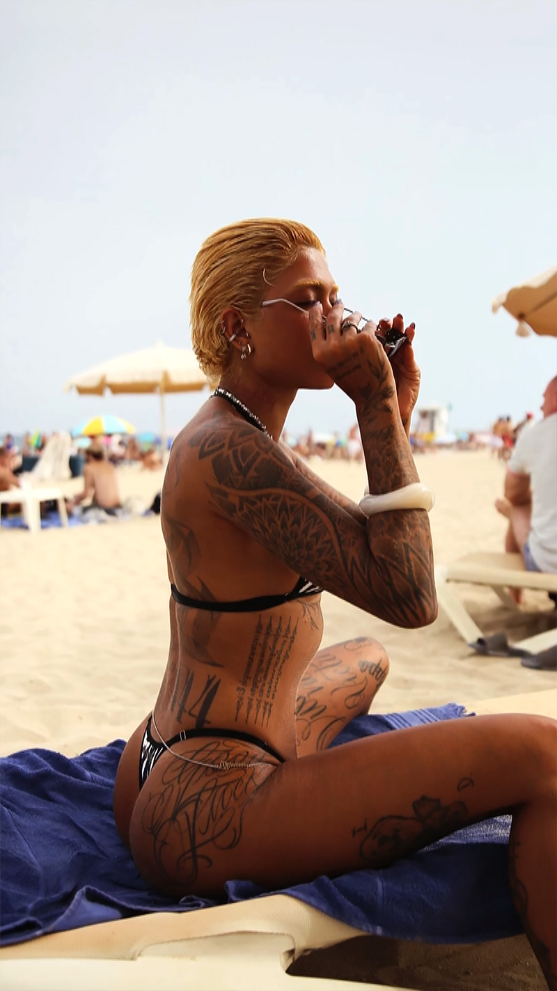 Dhiô Barbosa posou de fio-dental em praia espanhola - Foto: Reprodução/ Instagram@dhiovannab