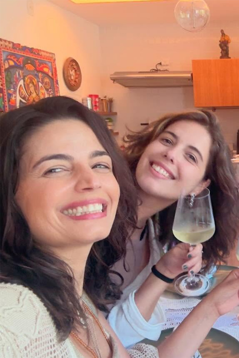 Emanuelle Araújo com filha, Bruna, em foto atual - Foto: Reprodução/ Instagram@emanuellearaujo