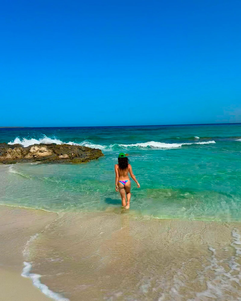 Emilly Araújo posou de topless em praia na Espanha - Foto: Reprodução/ Instagram@emillyaraujoc