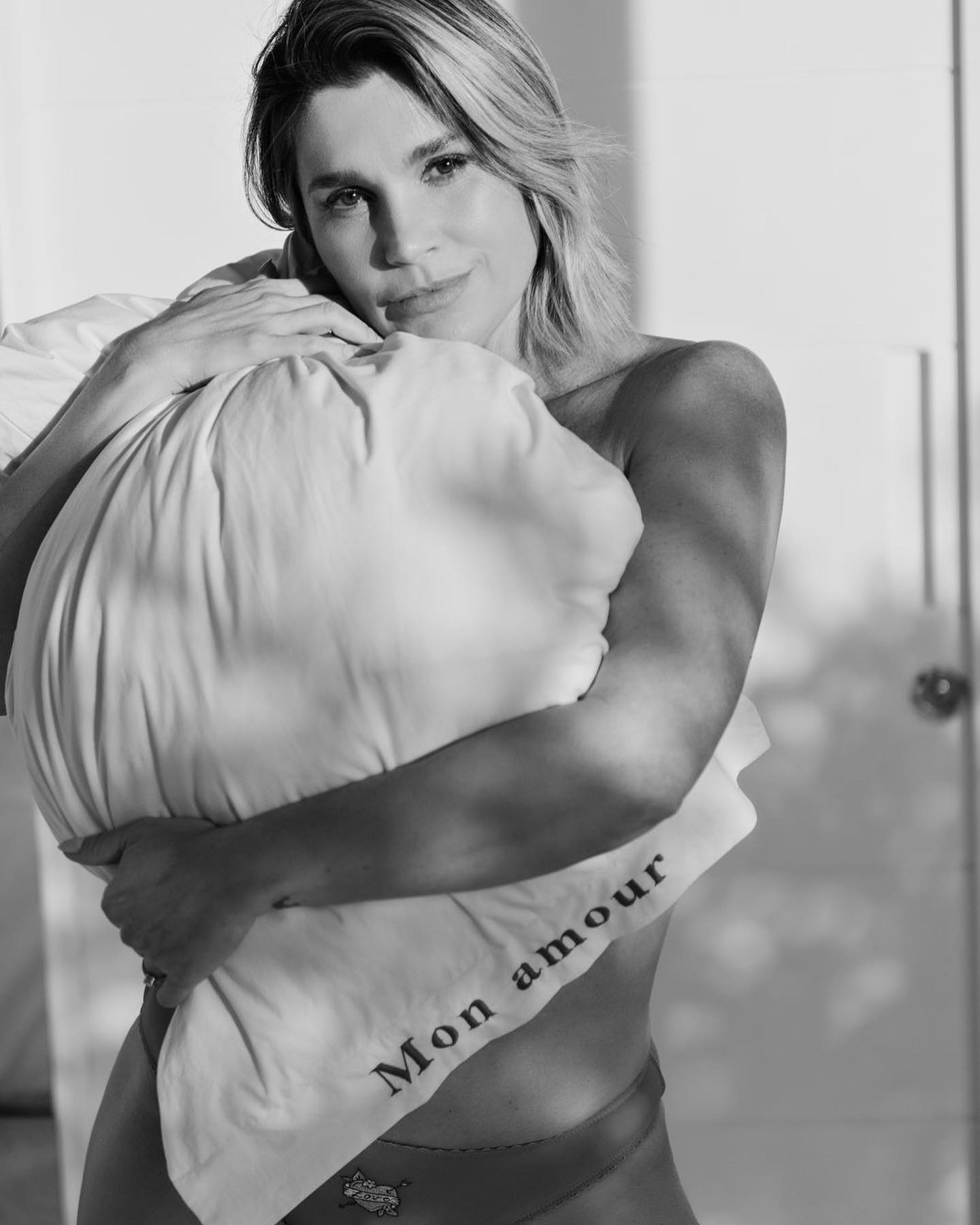 Flávia Alessandra posou sensual de lingerie para se despedir de casa antes de se mudar - Foto: Reprodução/ @flaviaalessandra