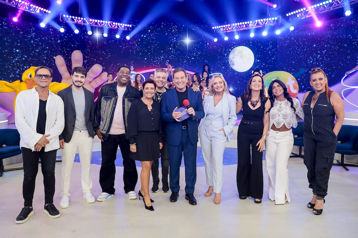 No palco, artistas que marcaram época deram o tempero perfeito ao 'Viva Noite' - Foto: Divulgação/ SBT