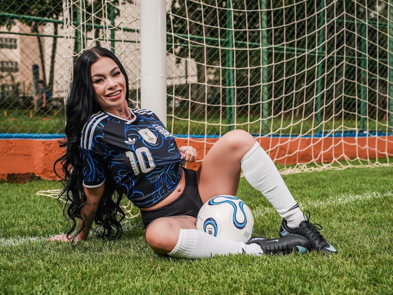 Gisa Custolli posou em clima de Copa do Mundo - Foto: Divulgação