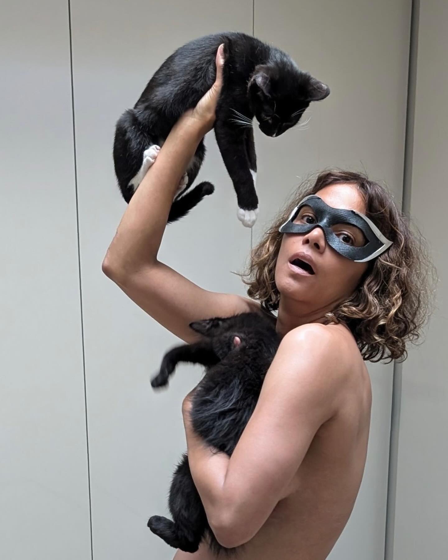 Halle Berry posou de calcinha e topless em homenagem aos 20 anos de Mulher-Gato - Foto: Reprodução/ Instagram@halleberry