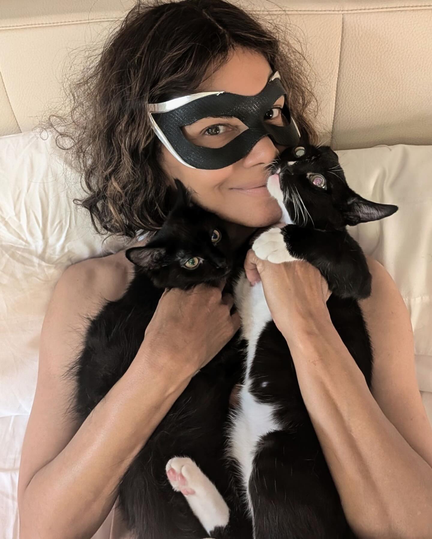 Halle Berry posou de calcinha e topless em homenagem aos 20 anos de Mulher-Gato - Foto: Reprodução/ @halleberry