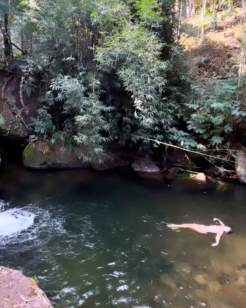 Heloísa Honein curtiu piscina nua e fez topless em meio à natureza - Foto: Reprodução/ Instagram@heloisahonein