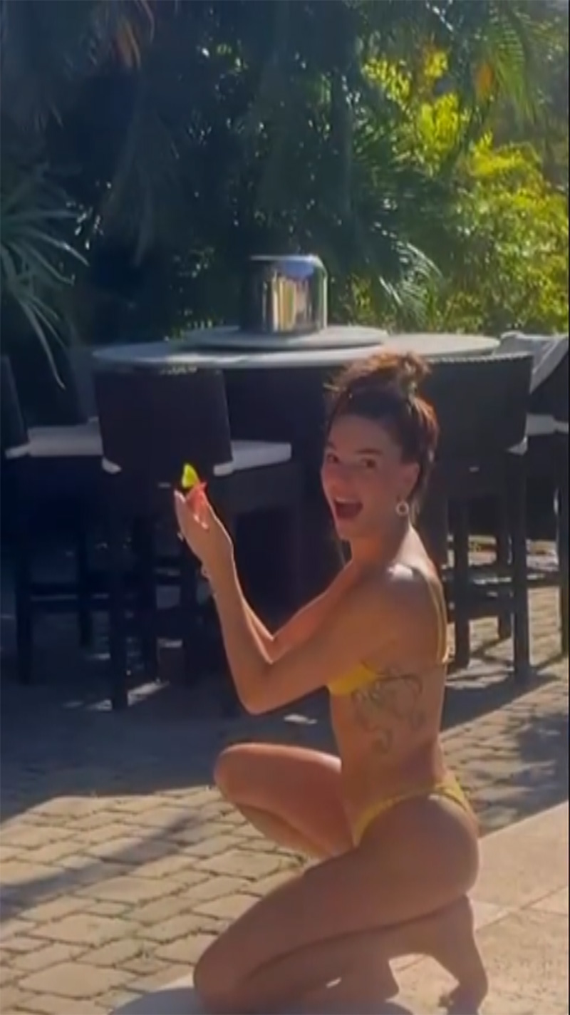 Isis Valverde exibiu tatuagem ao posar de biquíni à beira da piscina - Foto: Reprodução/ Instagram@isisvalverde