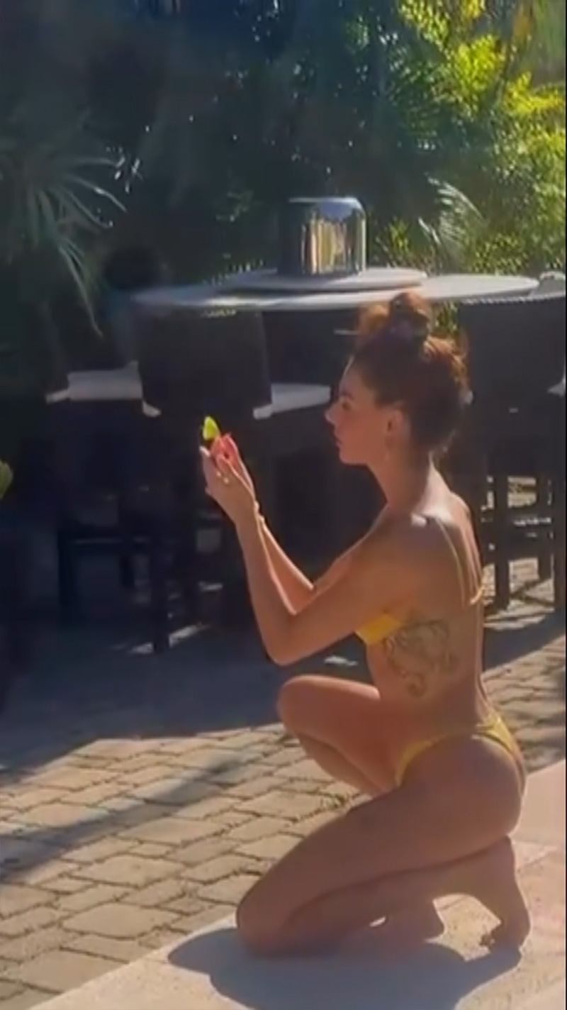 Isis Valverde exibiu tatuagem ao posar de biquíni à beira da piscina - Foto: Reprodução/ Instagram@isisvalverde