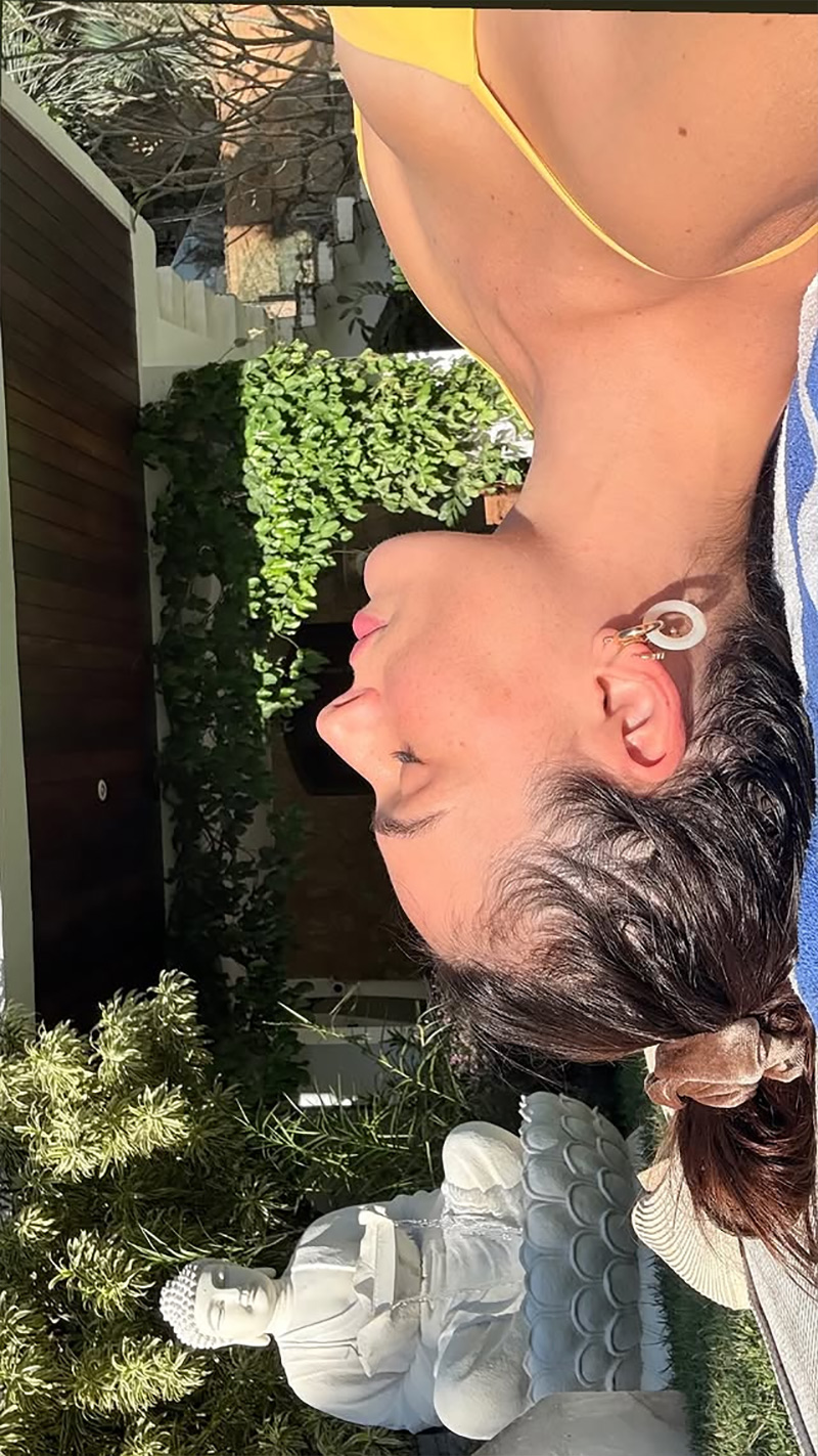 Isis Valverde exibiu tatuagem ao posar de biquíni à beira da piscina - Foto: Reprodução/ Instagram@isisvalverde