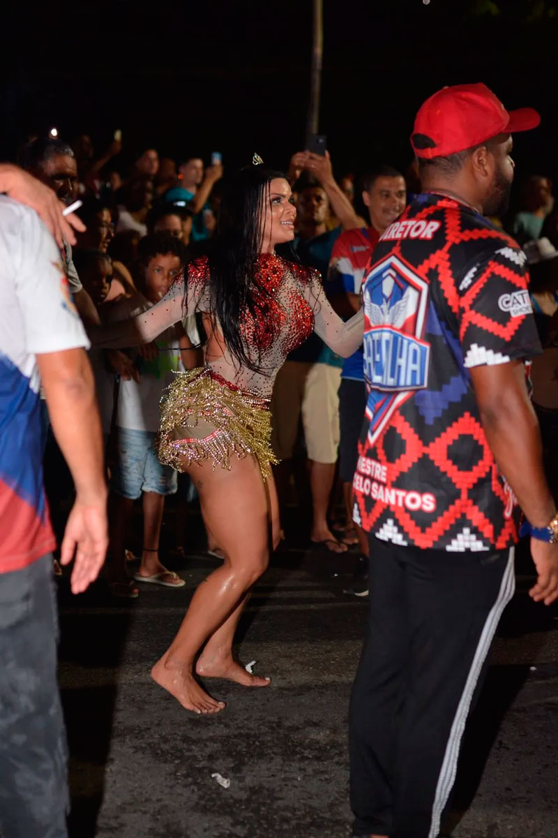 Juliana Souza desfilou com os pés sangrando em ensaio de rua - Foto: Divulgação/ Adriano Reis/ Palmer Assessoria de Comunicação