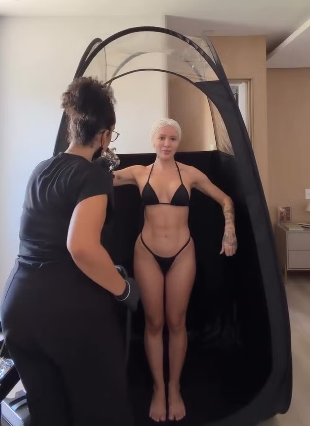 Karoline Lima contou que não pode ficar no sol para se bronzear - Foto: Reprodução/ Instagram@karolinel