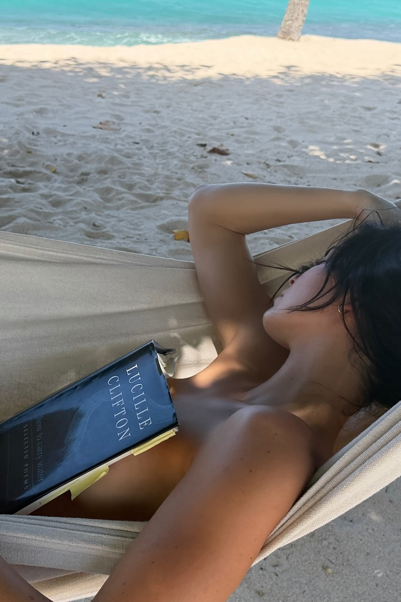 Kendall Jenner posou nua na praia após aniversário de 30 anos - Foto: Reprodução/ Instagram@kendalljenner